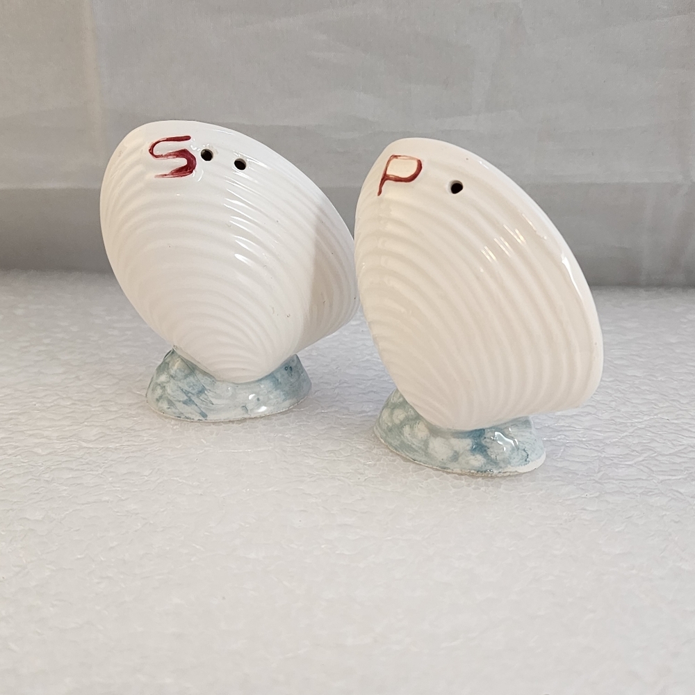 Shiken Bone China Clam Shell Salt & Pepper Shakers